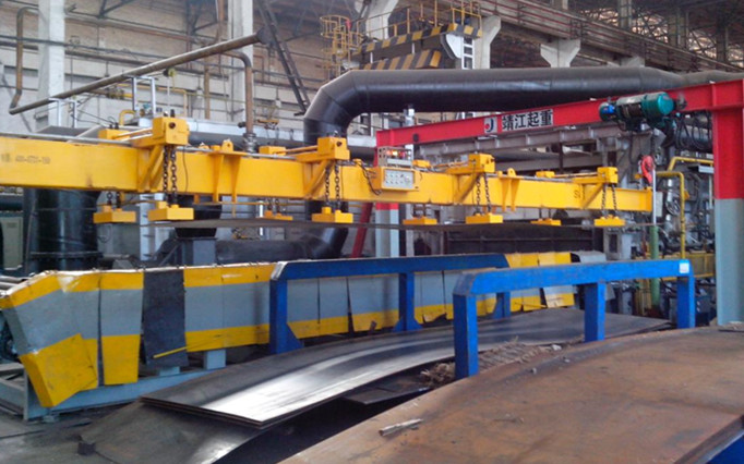 鋼板熱處理裝卸選磁力吊具還是鋼板鉗？