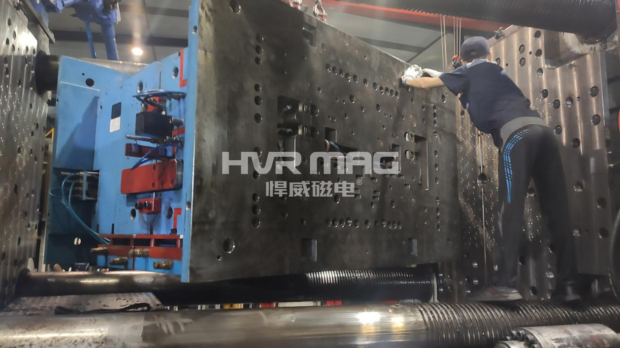 這是2300噸注塑機 磁力快速換?，F(xiàn)場，場面震撼