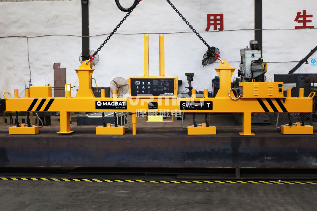 電永磁起重器快速吊運(yùn)圓棒與鋼板，小巧又實(shí)用