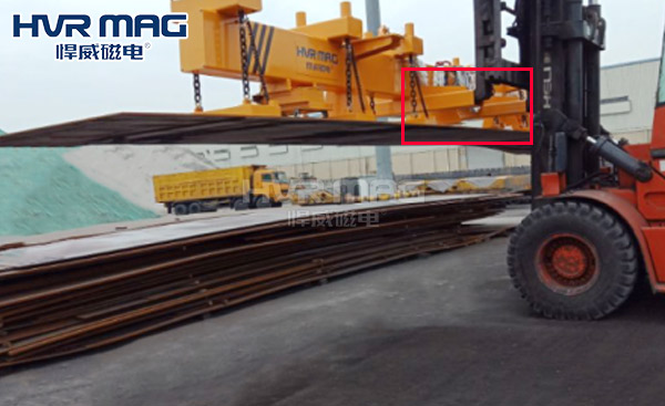 叉車(chē)與電永磁吊具的組合，讓吊裝更高效